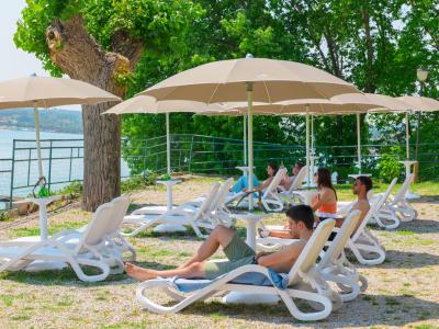 campingrivablu it offerta-vacanze-fronte-lago-sul-garda 025