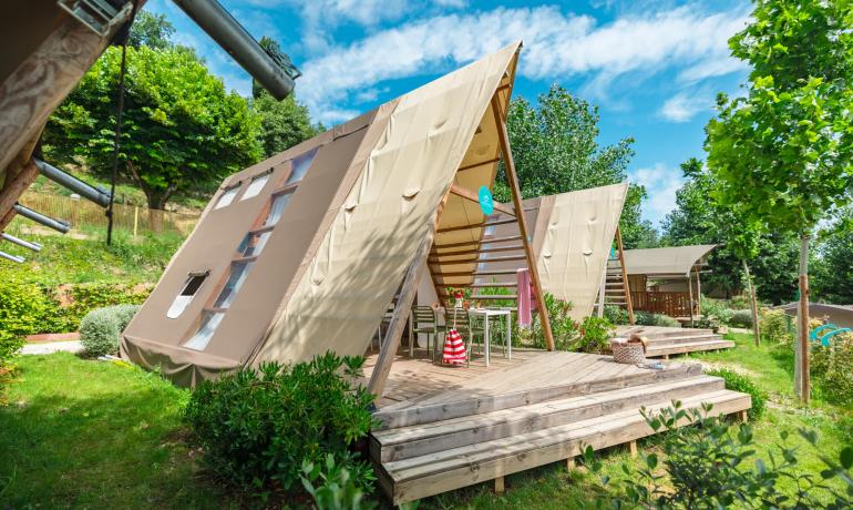Tende glamping in un campeggio immerso nella natura.