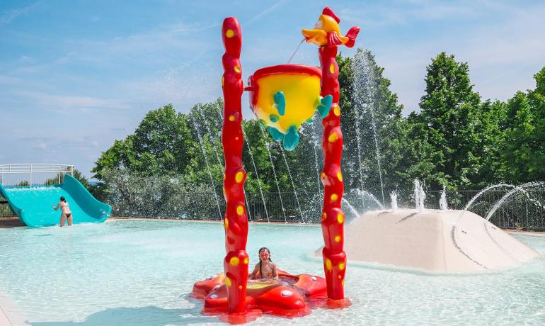 Parco acquatico con scivolo blu e giochi d'acqua colorati.
