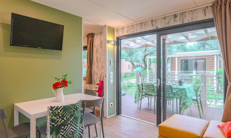 Modernes Wohnzimmer mit Esstisch und Außenterrasse.