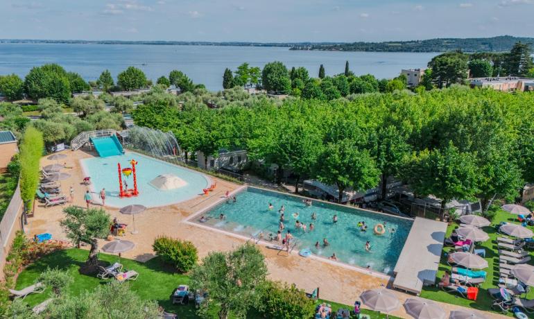Pool und Park mit Blick auf See und Hügel.