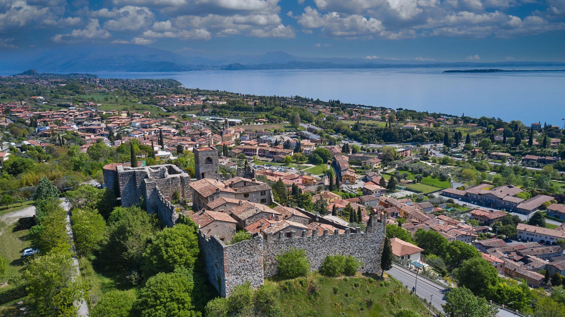 Panoramablick auf eine mittelalterliche Burg in der Nähe des Sees und der Stadt.