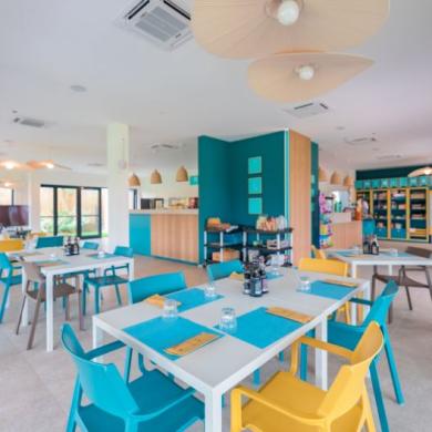 Modern restaurant with colorful furniture and bright atmosphere.